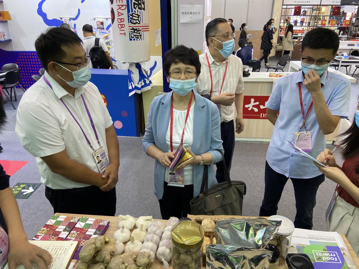 商務廳副廳長周曉陽來展位調研3.jpg